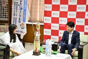 笑顔で談笑している池田さんと市長