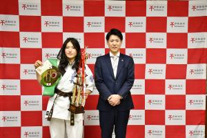 トロフィーと優勝ベルトを持った池田さんと市長