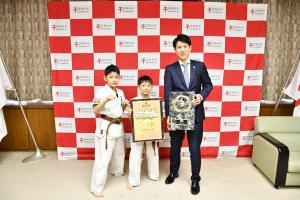 楯を持った中尾兄弟と市長