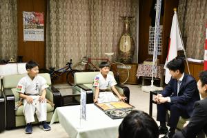 談笑する中尾さんと市長