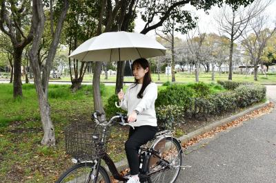 傘さし運転