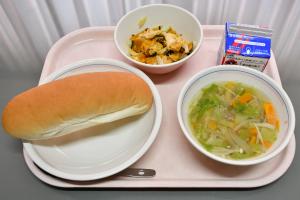 パン、スープ、おかずがのったおぼん