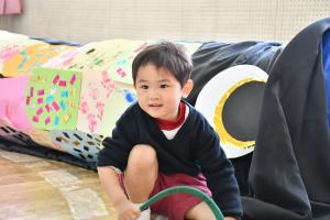 こいのぼりをくぐり抜けた園児