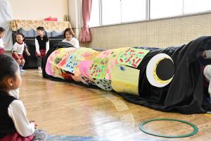 大きな鯉のぼりに入ろうとしている園児