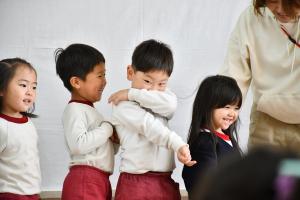 順番待ちをする園児