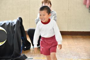 恥ずかしながらポーズをとる園児