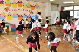 玉入れをする園児