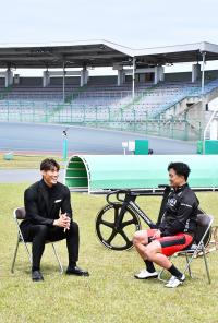 笑顔で対談する糸井嘉男さんと南修二選手