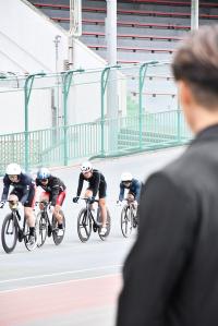 競輪選手が走るところを見学する糸井嘉男さん