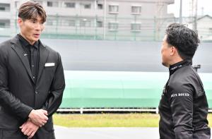 南修二選手に質問をする糸井嘉男さん