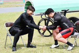 対談が終わり握手をする糸井嘉男さんと南修二選手