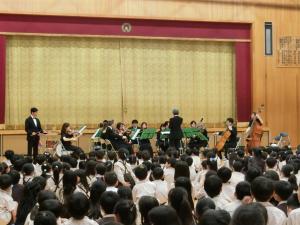 演奏を聴いている様子