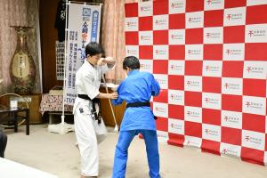 空道を披露している様子