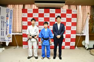 市長と兄弟の集合写真