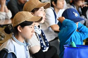 説明を真剣に聞く女の子