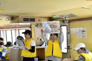 危険生物について説明するスタッフ