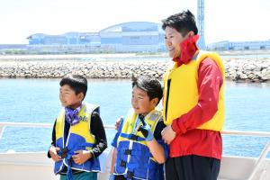 記念写真を撮る市長と男の子