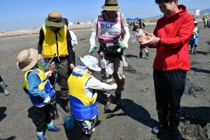 マテガイが取れて喜ぶ人たち、市長も拍手