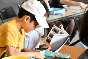 生きもの名前を調べる子どもたち