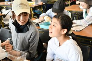 先生の説明を聞いて目を輝かせる女の子