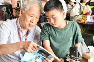 プランクトンについて説明を聞く男の子