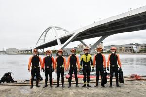 救助隊7名が整列
