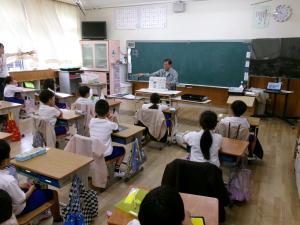 紙芝居を聞いている様子