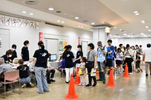 バイキンテストのブースにできた行列