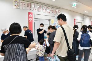 賑わう手形人形石こう模型のブース