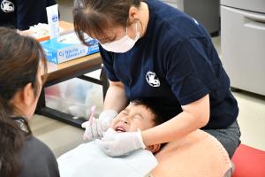 フッ素塗布で泣く男の子