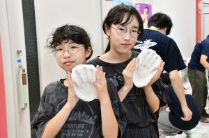 できた手形を持つ姉妹