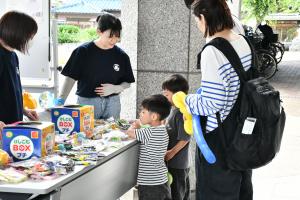 スタンプラリーの景品を選ぶ小学生の兄弟