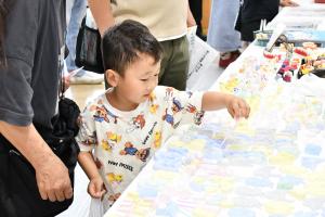 石こうの人形を選ぶ男の子