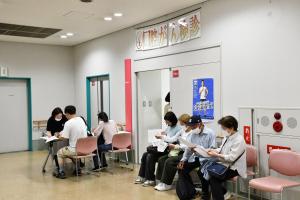 口腔がん検診のブースに並ぶ人たち