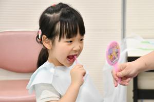 鏡を見ながら歯を磨く女の子