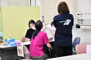 先生に歯を診てもらう女性