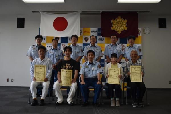 消防長、課長と記念撮影