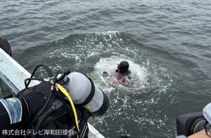 海に潜ろうとする柏尾学芸員
