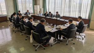 ロの字に机を囲み会議している様子
