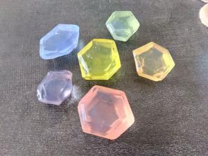 薄い青・黄・緑・ピンク・紫色をした宝石せっけん