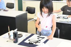書道をする女の子