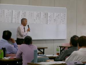 イベントで短歌を紹介している様子