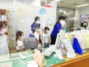 山直図書館　１日図書館員の当日の様子