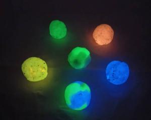 暗いところで光るスーパーボールの写真