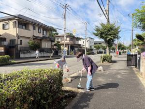 女性が清掃活動をしている様子