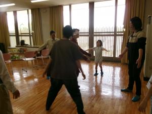 コウモリになって遊んでいる写真