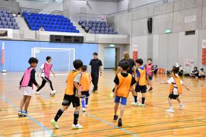 試合をする高学年