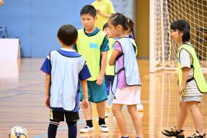 試合をするこどもたち