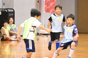 試合をする子どもたち