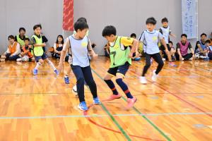 試合をする子どもたち